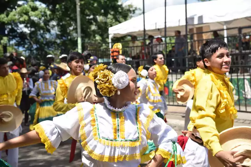 Desfile en Traje Campesino de las candidatas al Reinado Departamental del Bambuco y la gran Cabalgata se tomaron las calles de Neiva