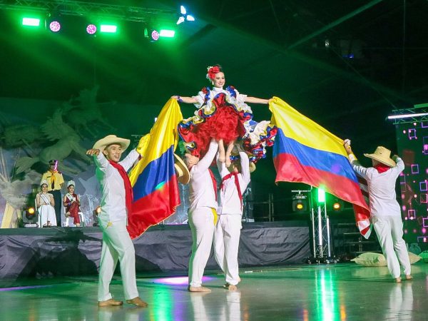 Las candidatas al Reinado Nacional del Bambuco exaltaron la riqueza cultural del país en la Muestra Folclórica